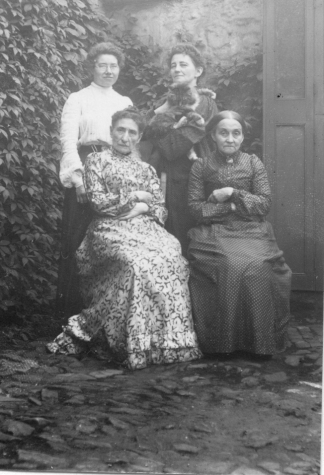 maude baxter with aunts sarah, annie and salome